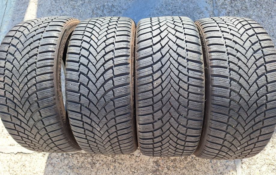 Zimske gume Bridgestone 215/40/17 odličnog stanja kao nove