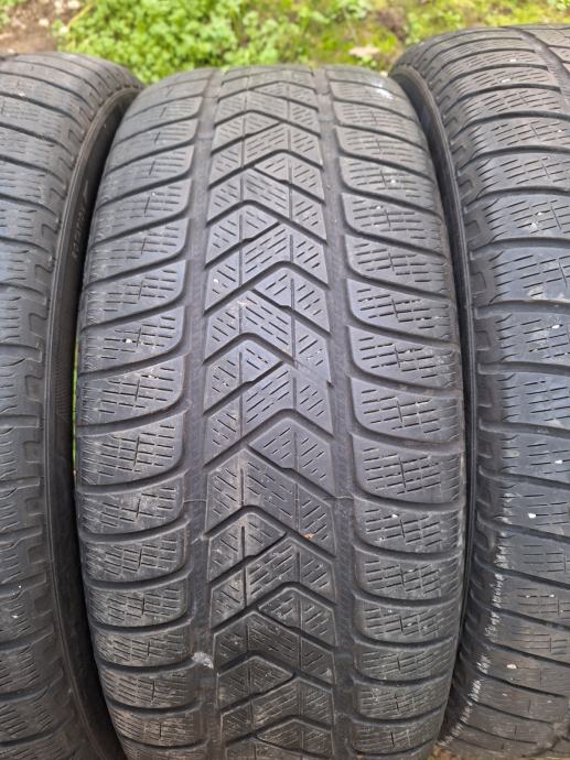 Rabljene zimske gume marke Pirelli 235/55/19 dobrog stanja