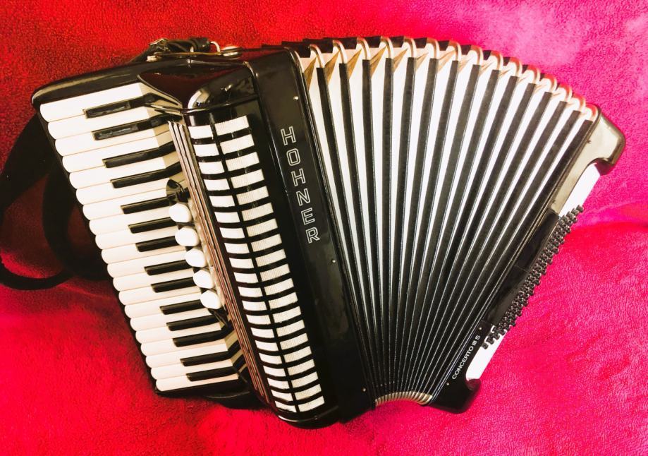 Hohner Concerto III S 72 bas, 5 prim+2 bas reg., kao nova, SERVISIRANA