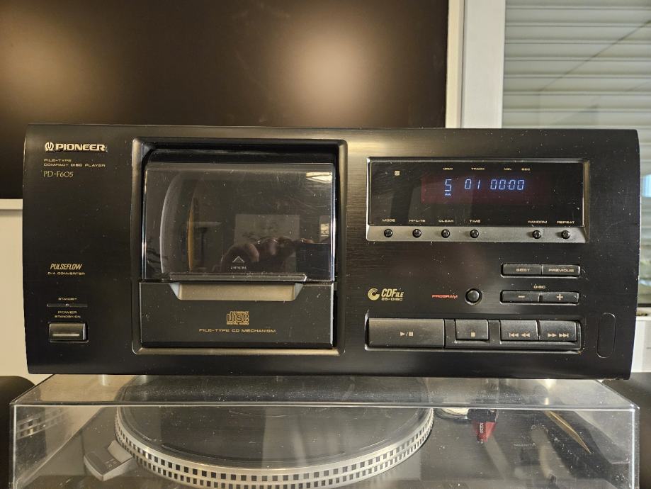 Pioneer CD player PD-F605 za 25 CDa sa daljinskim upravljačem