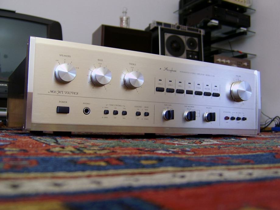 Accuphase E-205