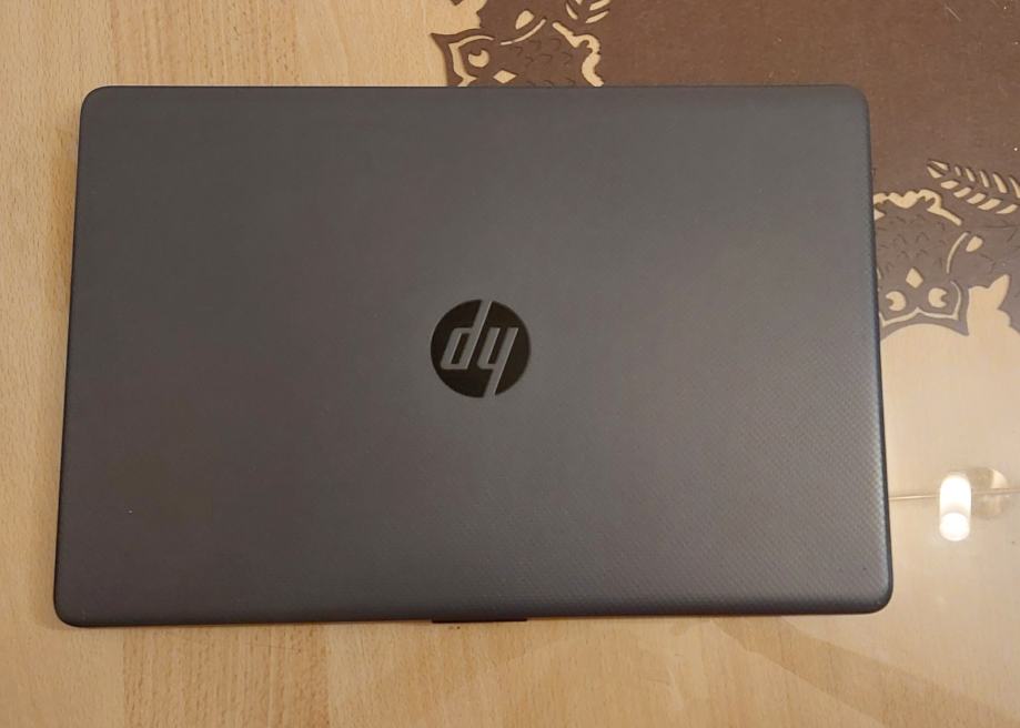 Laptop HP 255 G8 8GB, VRLO MALO KORIŠTEN!