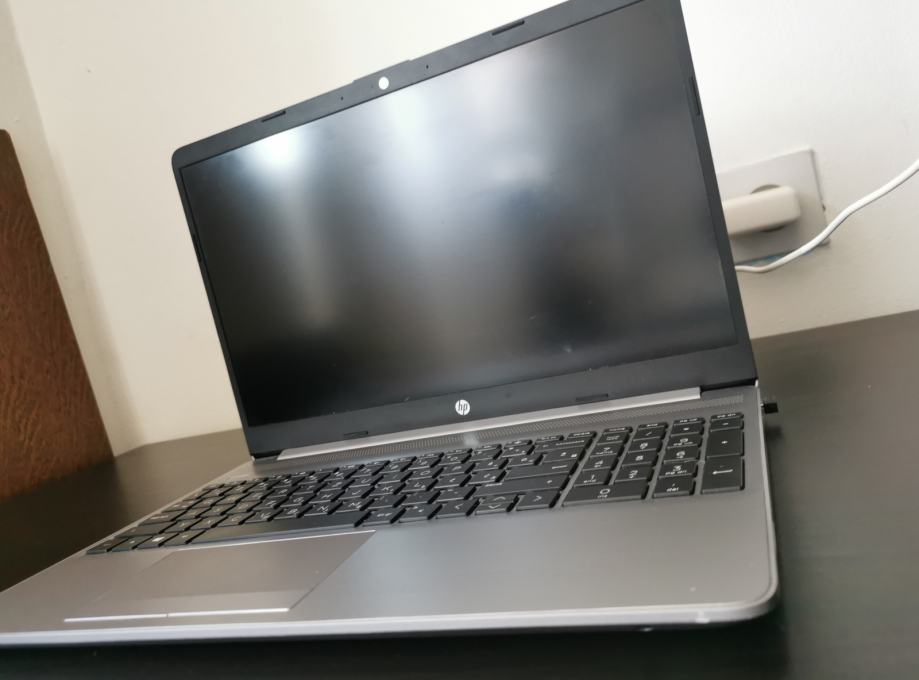 Prodajem laptop HP 255 G8