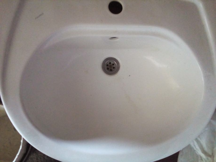 Lavabo i ormarić za kupaonicu