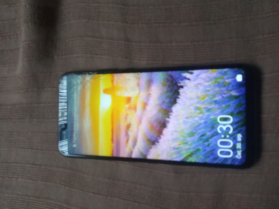 Huawei Mate 20 Lite,4/64 GB, oštećen ali radi, bez punjača