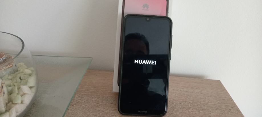 Huawei Y7 bez ogrebotina kao nov malo rabljen