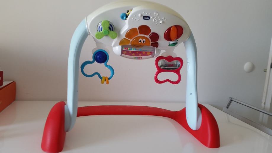 Chicco baby gym igračka za bebe svijetli i svira