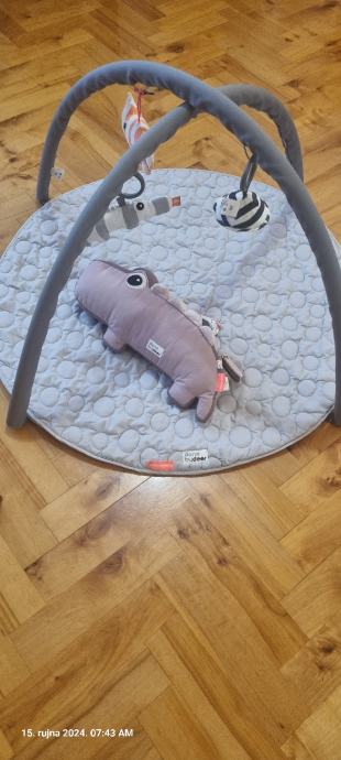 PRODAJU SE 2 KOMADA BABY GYM  "DONE BY DEER" + NUNA LEAF