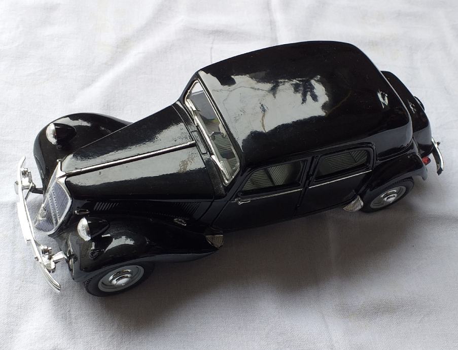 MAKETA - CITROEN 15CV 1952 1/18