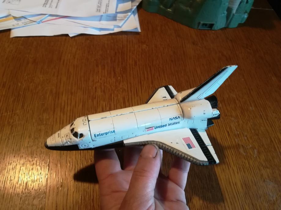 Metalni space shuttle iz 1980, duž 18cm