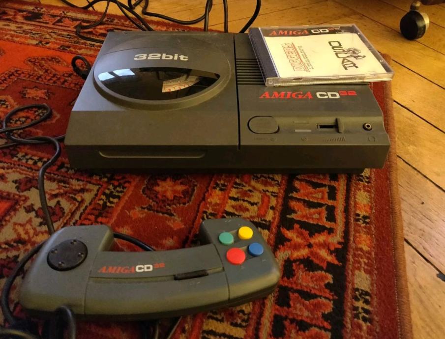 Amiga CD32 konzola, napajanje, joystick