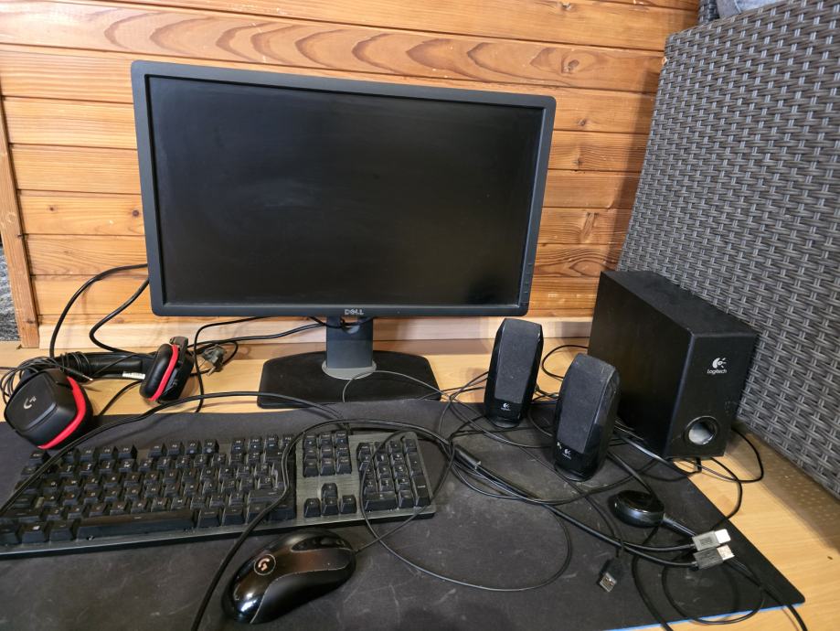 Dell monitor + Logitech tipkovnica, miš, podložak, zvučnici, slušalice