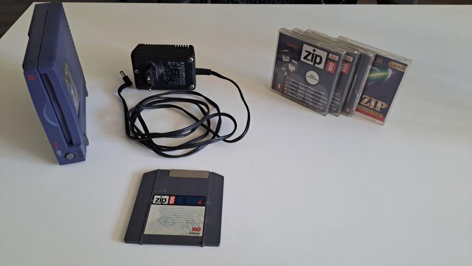 Iomega Zip drive, i 100 MB diskete