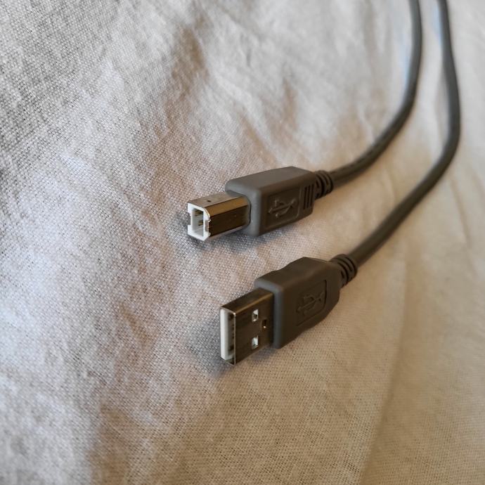 USB  KABEL  ZA  NAPAJANJE  PISAČA - u ispravnom stanju - Dužina 1,5 m