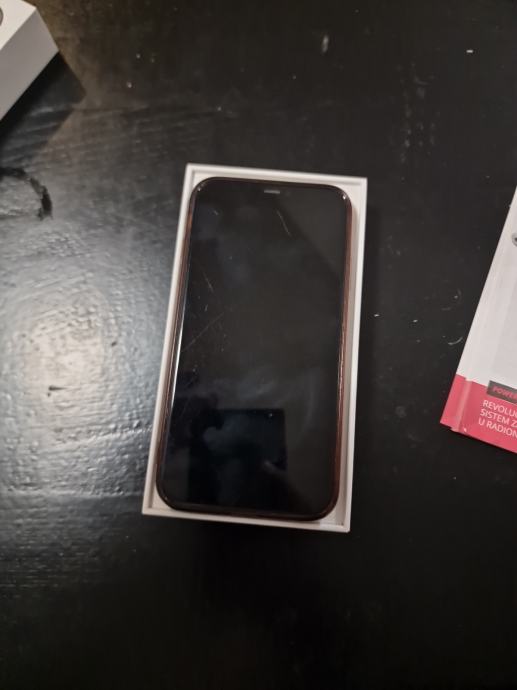 Iphone 11 64GB crni