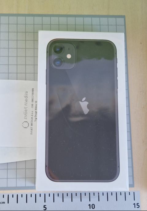 iPhone 11 64gb crni novo