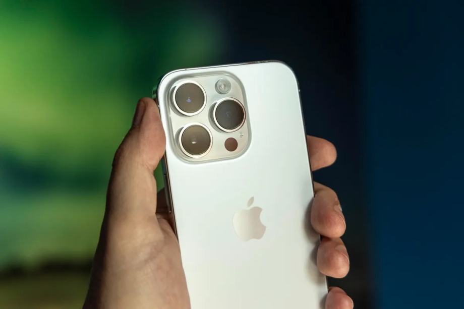 Prodajem Apple iPhone 15 Pro,sve mreže,garancija