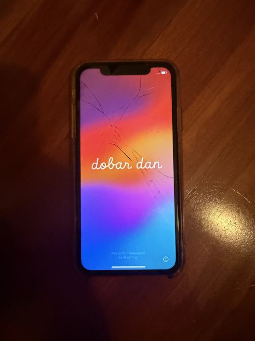 Iphone XR crveni