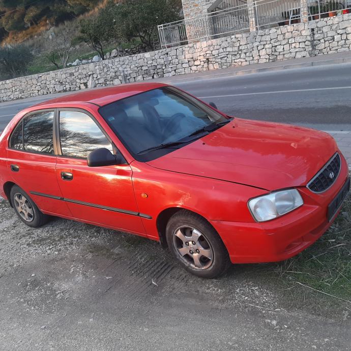 Hyundai Accent 1,3 GLi isključivo u djelovima