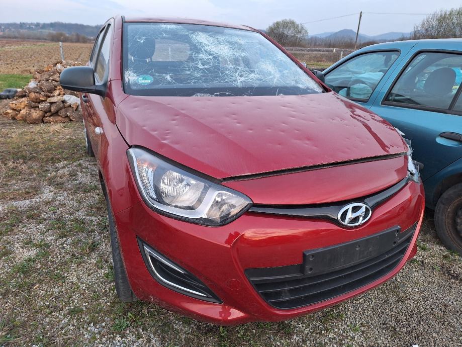 Hyundai i20 1,2 Bez motora, oštećen od tuče.