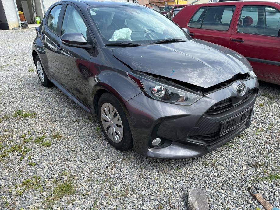 Toyota Yaris 1,5, 2021g, 26000 km, oštećena