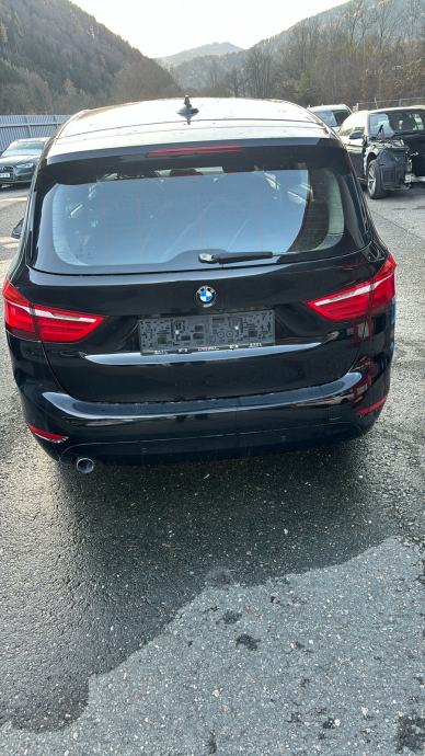 BMW F46 gepek zadnja hauba