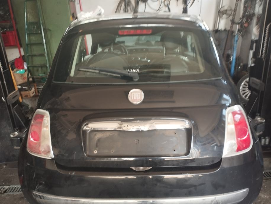 Fiat 500 zadnju haubu prodajem za 200 eura 2012 godina