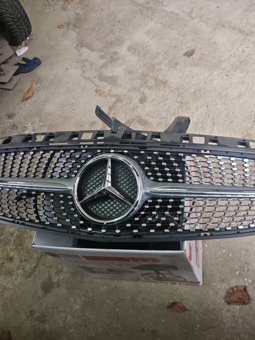 Mercedes A w176 fajmant maska sa znako