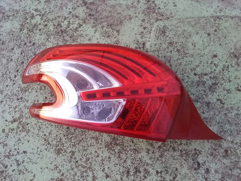 PEUGEOT 208 Zadnju lijevu lampu prodajem