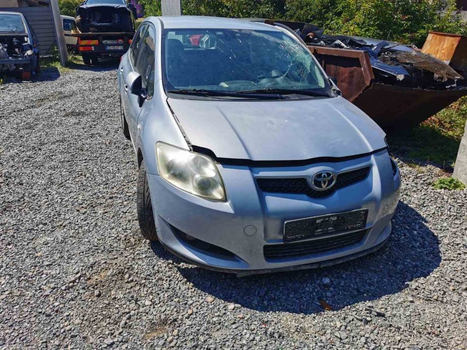 toyota auris prednji branik