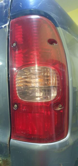 Zadnje stop lampe mazda b2500