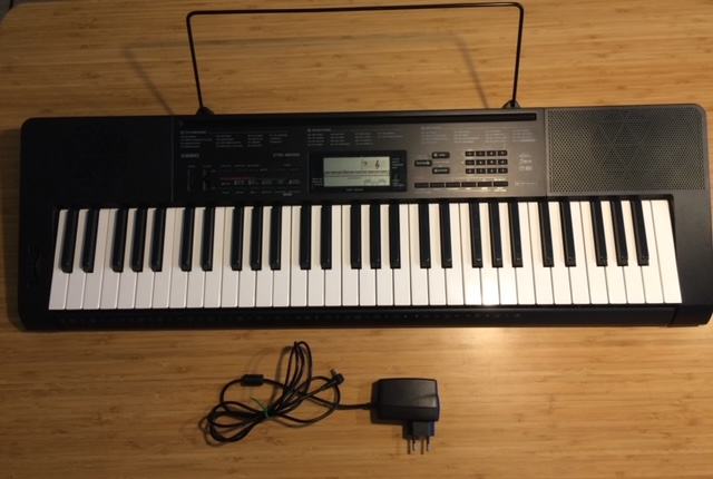 Casio CTK-3200 digitalni klavir s normalnim tipkama s s.adapterom