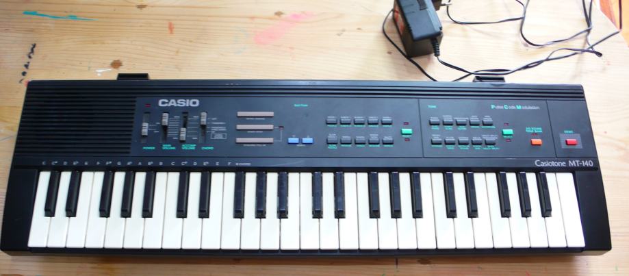 Casio MT-140, 49 tipki, odlična za circuit bending, adapter