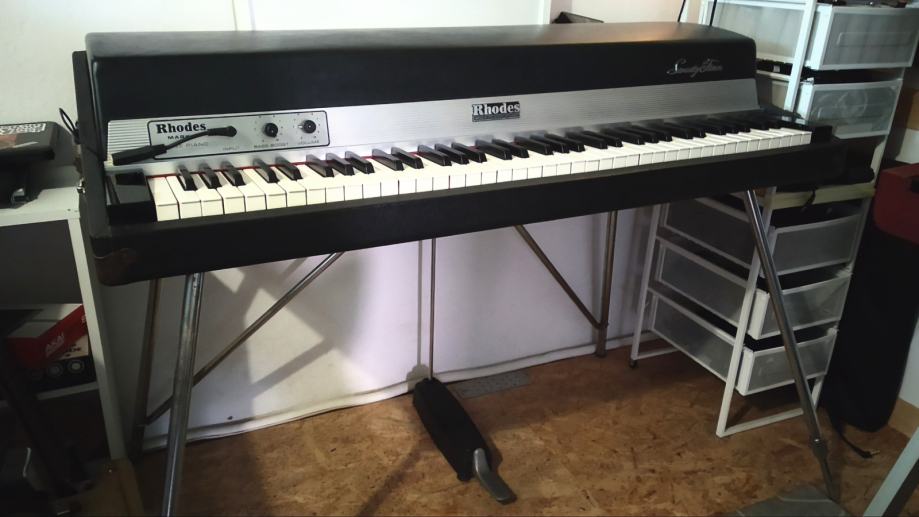 Fender Rhodes Mark 1 (+ "RetroFlyer" active preamp/tremolo)