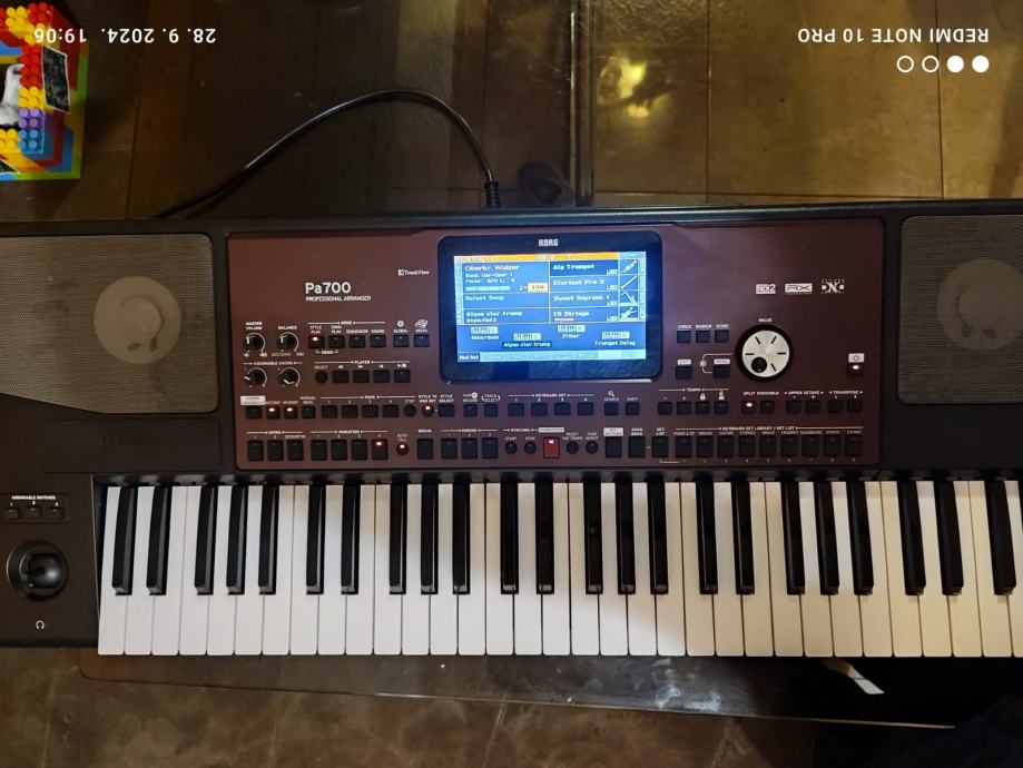 KORG PA 700