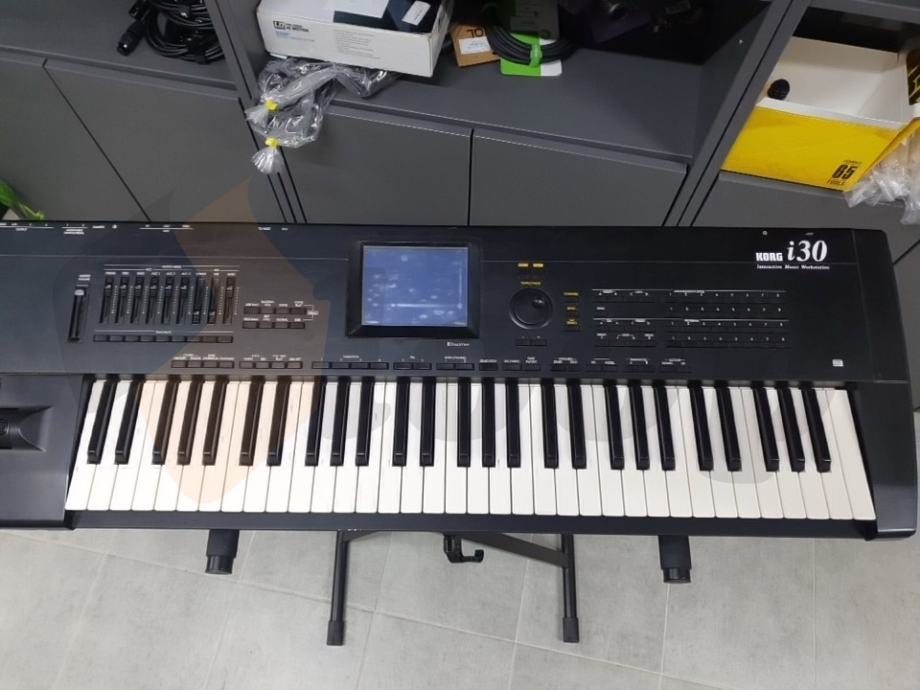 Korg i30 arranger synth