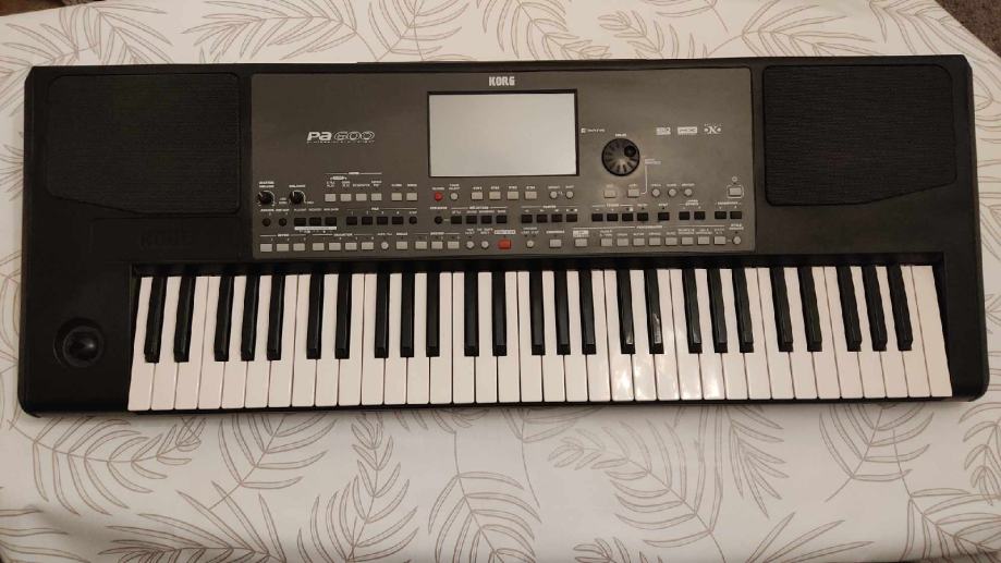 Korg Pa600 u top stanju.