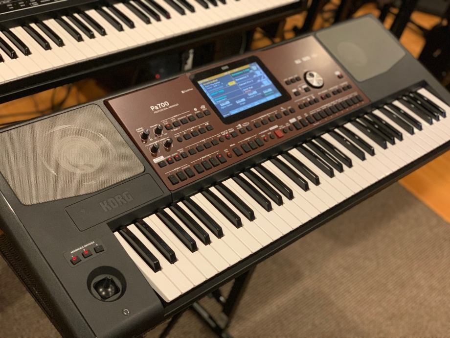 KORG PA700