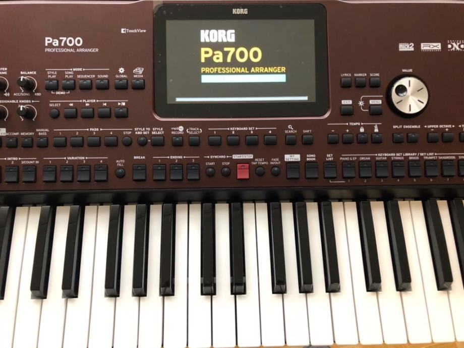 Korg Pa700