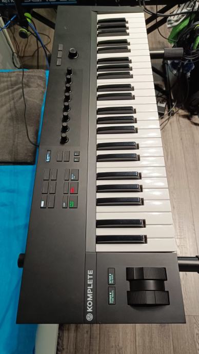 Native Instruments A49 MIDI kontroler