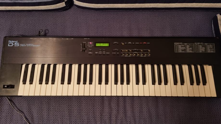 ROLAND D 5