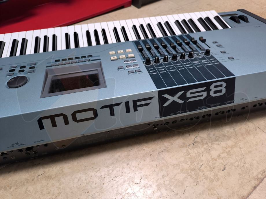 Yamaha Motif XS8 + flightcase  (do 36 rata, besplatna dostava)