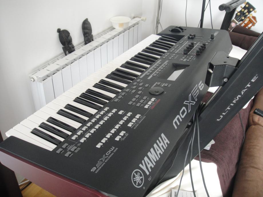 YAMAHA MOXF6 workstation synthesizer