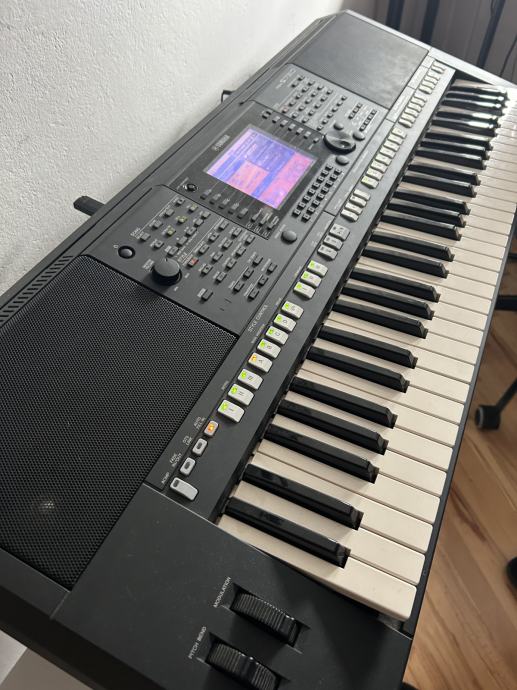 Yamaha PSR S-750