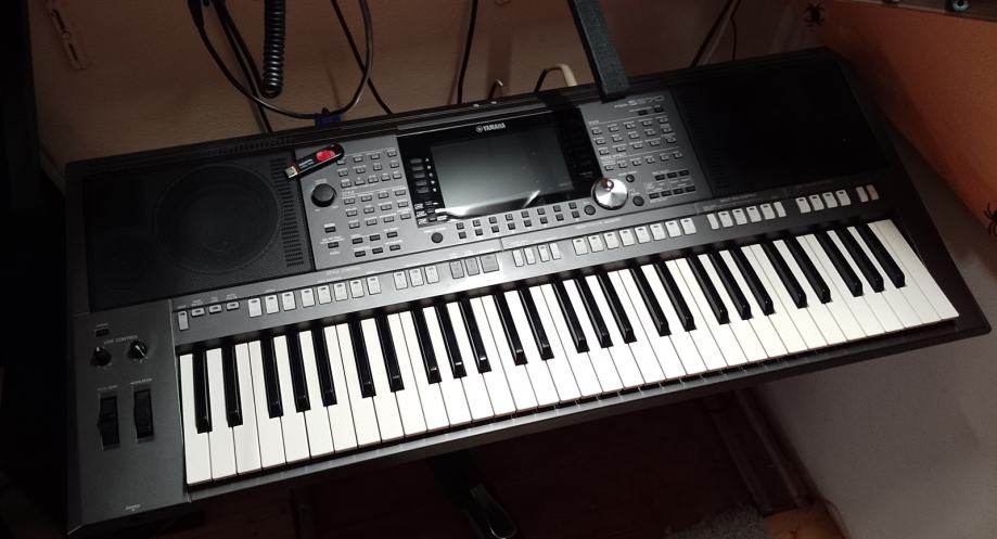 Yamaha PSR S 970, Proel pedala i stalak