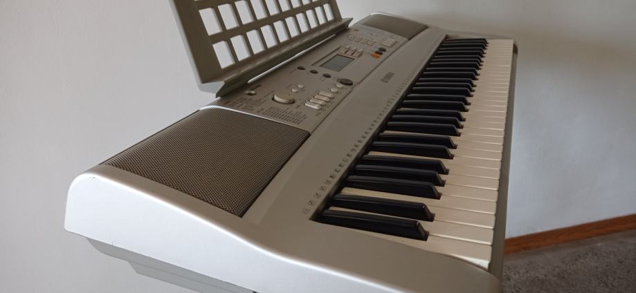 YAMAHA  PSR* E303 SINTISAJZER