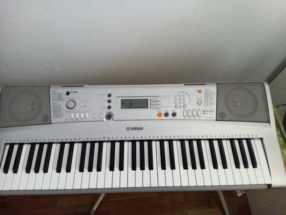 Prodajem Yamaha Psr e303