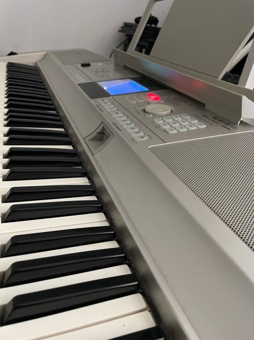 Yamaha DGX 305 klavijatura