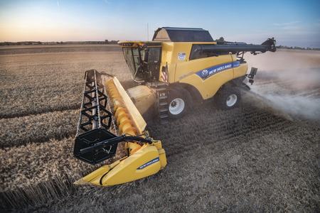 Kombajn New Holland CR7.80