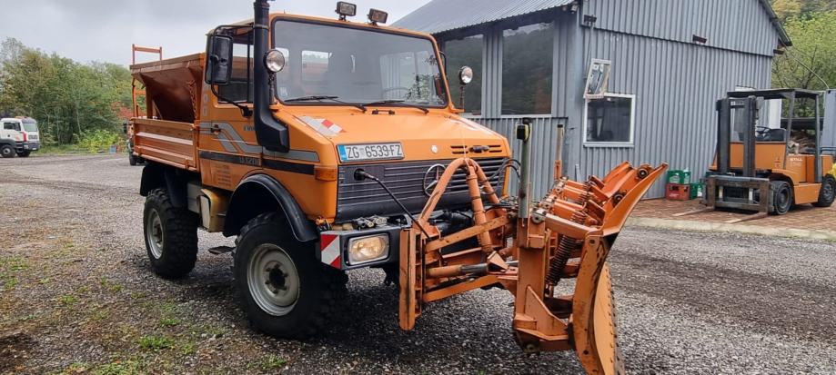 Unimog 1200 s ralicom i posipačem